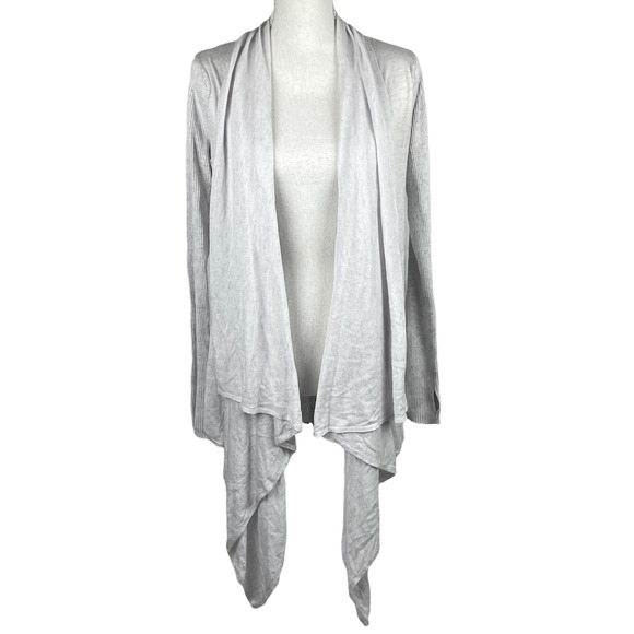 Lululemon Universal Wrap in Heathered White - Picture 5 of 10